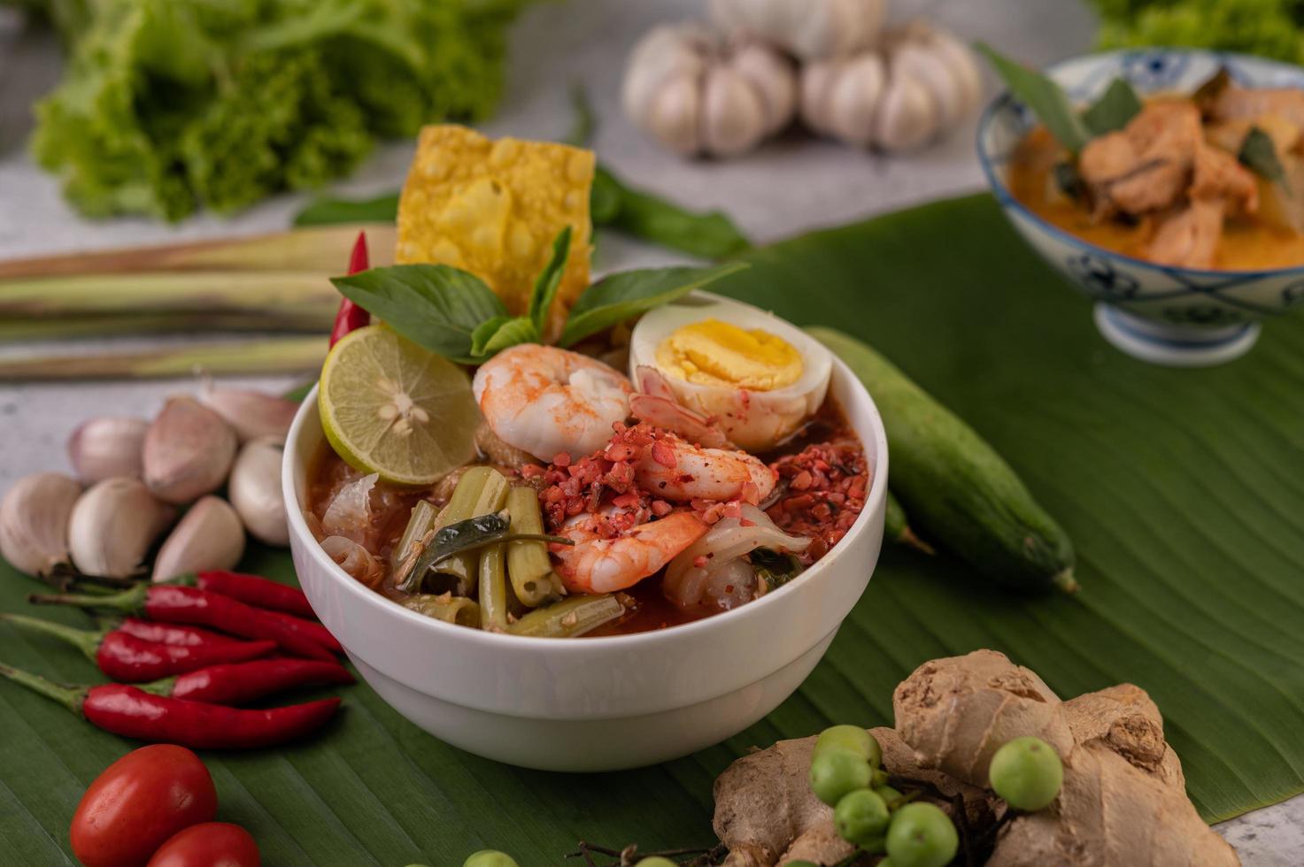 fideos tom yum con camarones y huevos duros foto