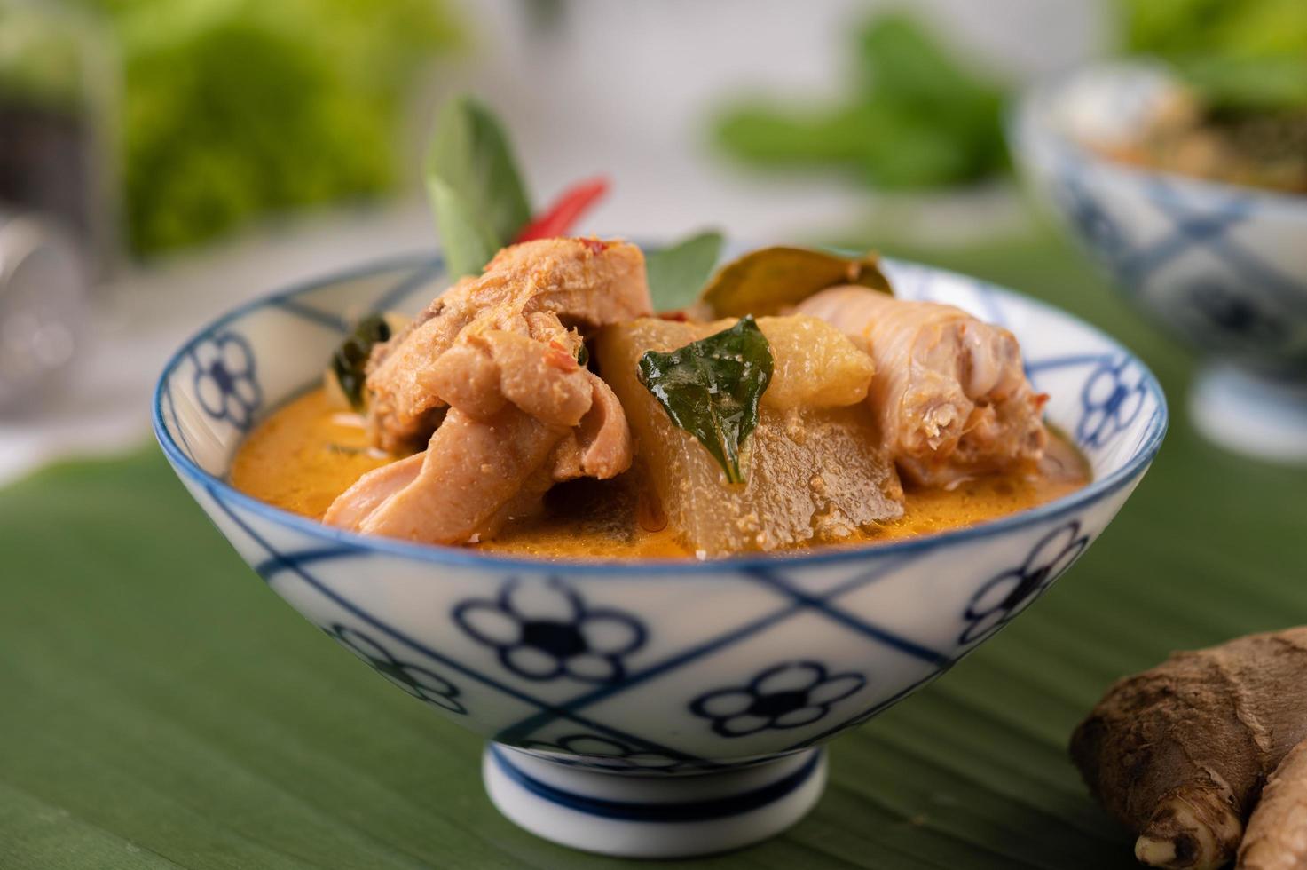 pollo al curry con sopa de calabaza encerada foto