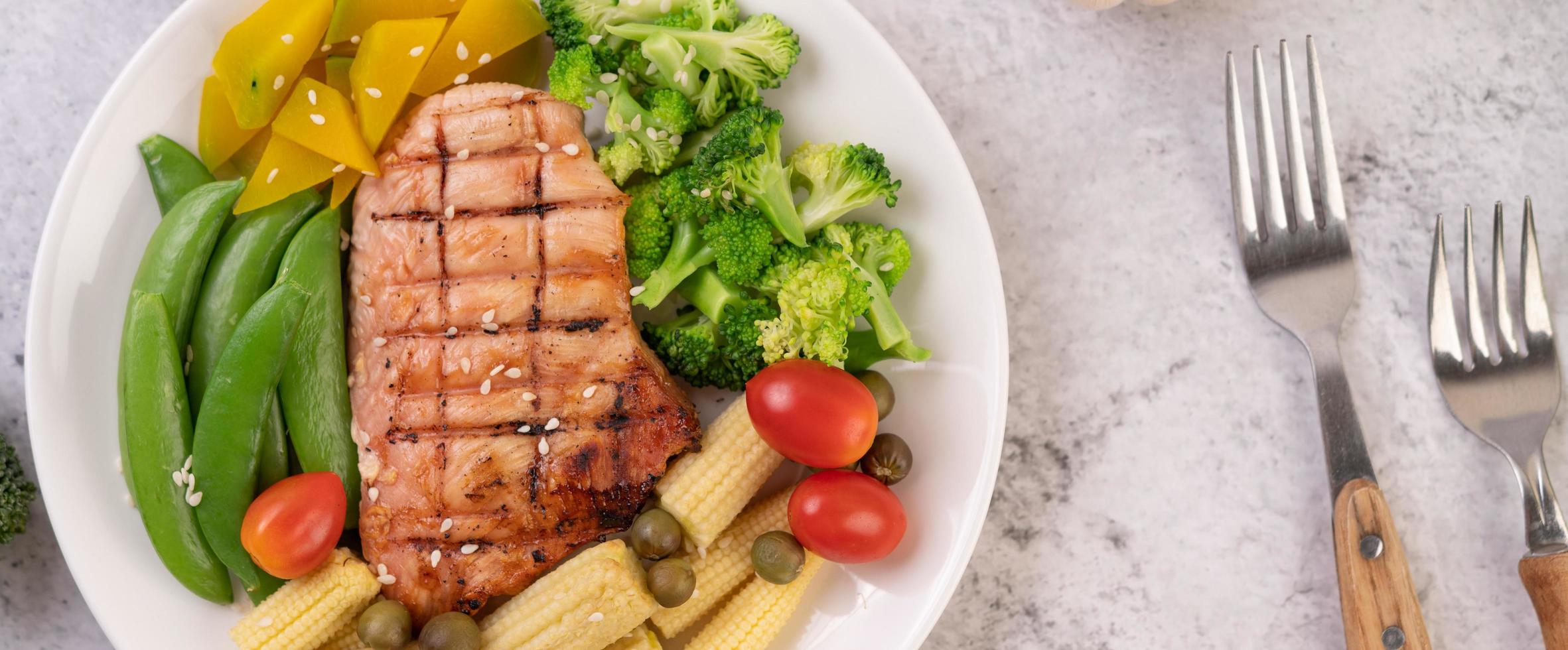 pollo asado con verduras foto