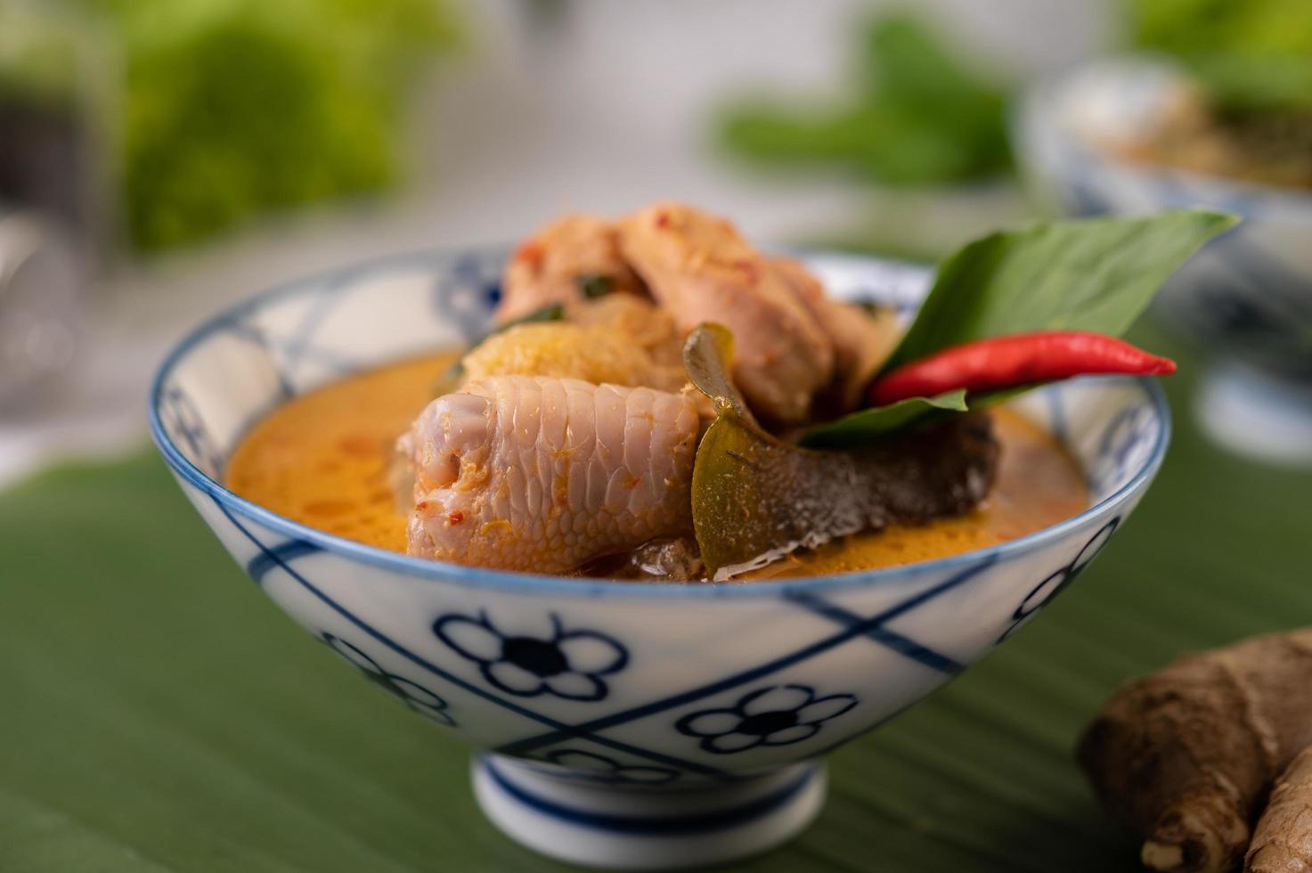 pollo al curry con sopa de calabaza encerada foto