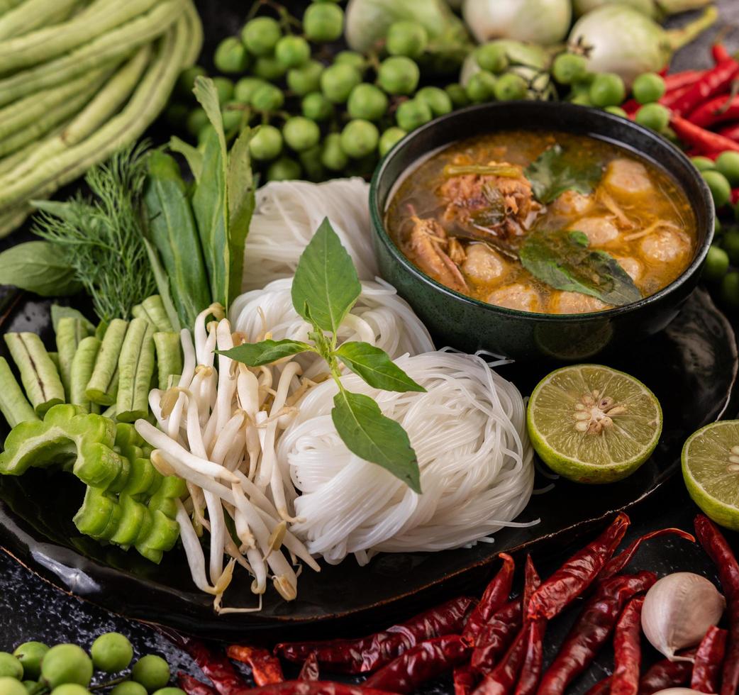 fideos de arroz con chiles, melón, lentejas y limón foto