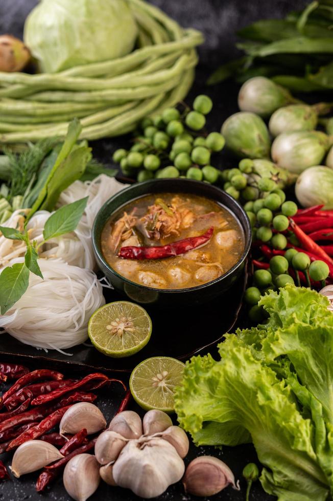 fideos de arroz con chiles, melón, lentejas y limón foto