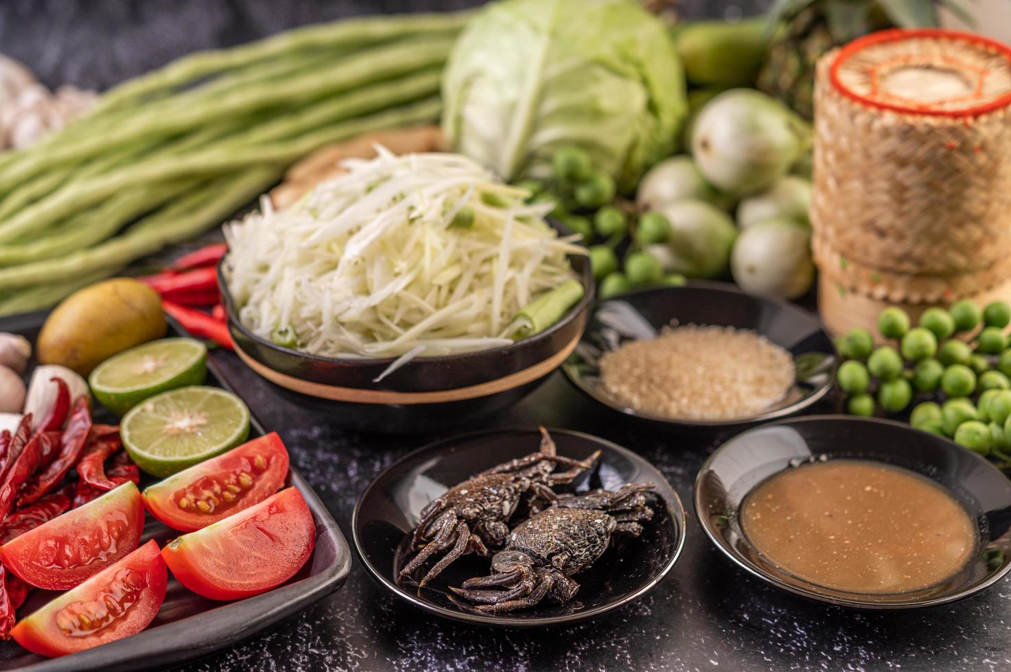 Ingredientes de ensalada de papaya con pescado fermentado foto