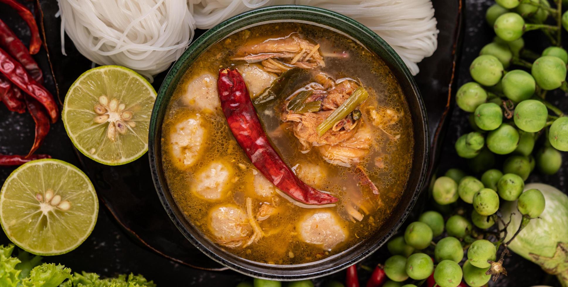 fideos de arroz con chiles, melón, lentejas y limón foto