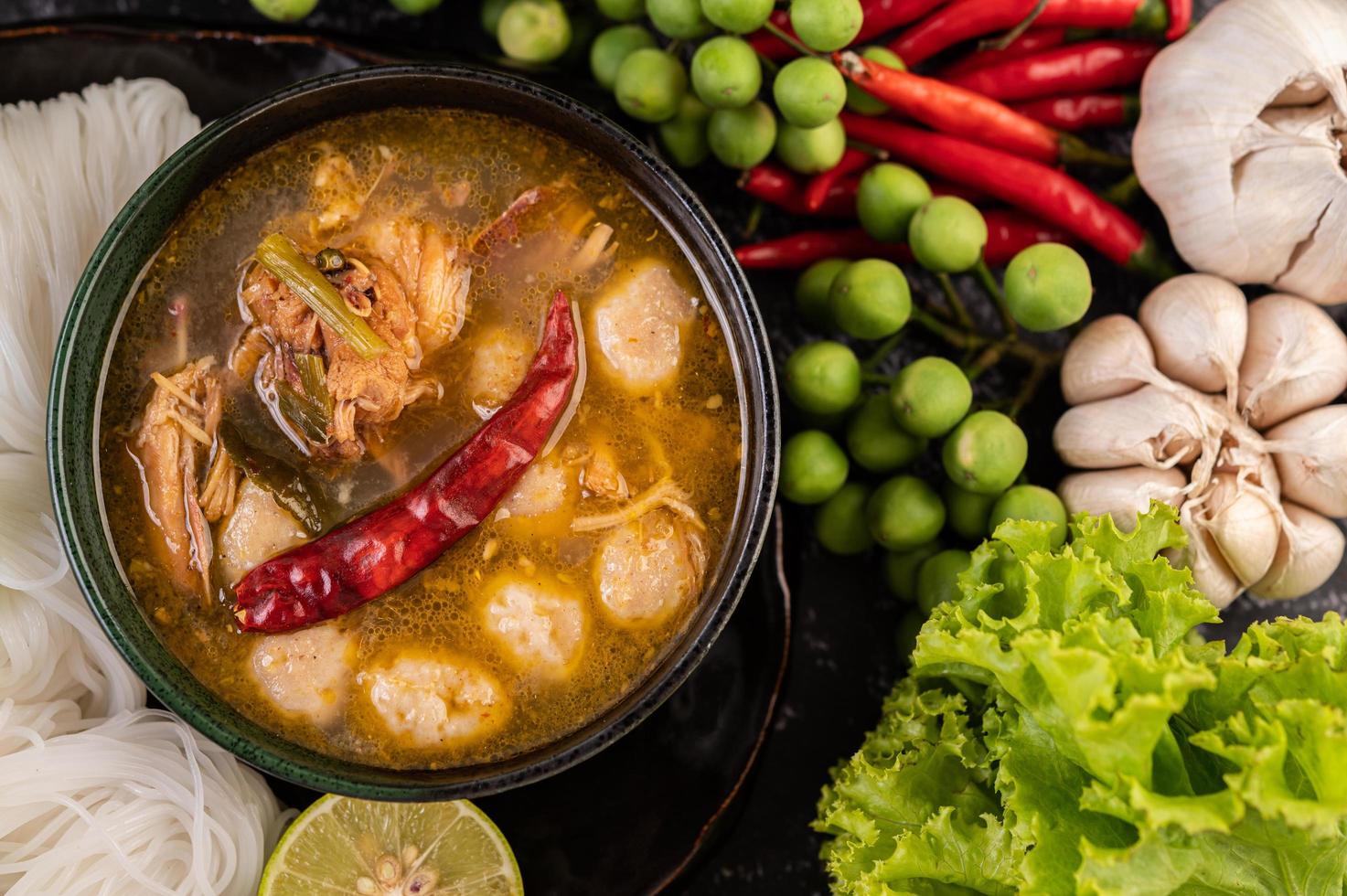 plato de fideos de arroz con chiles, melón, lentejas y limón foto