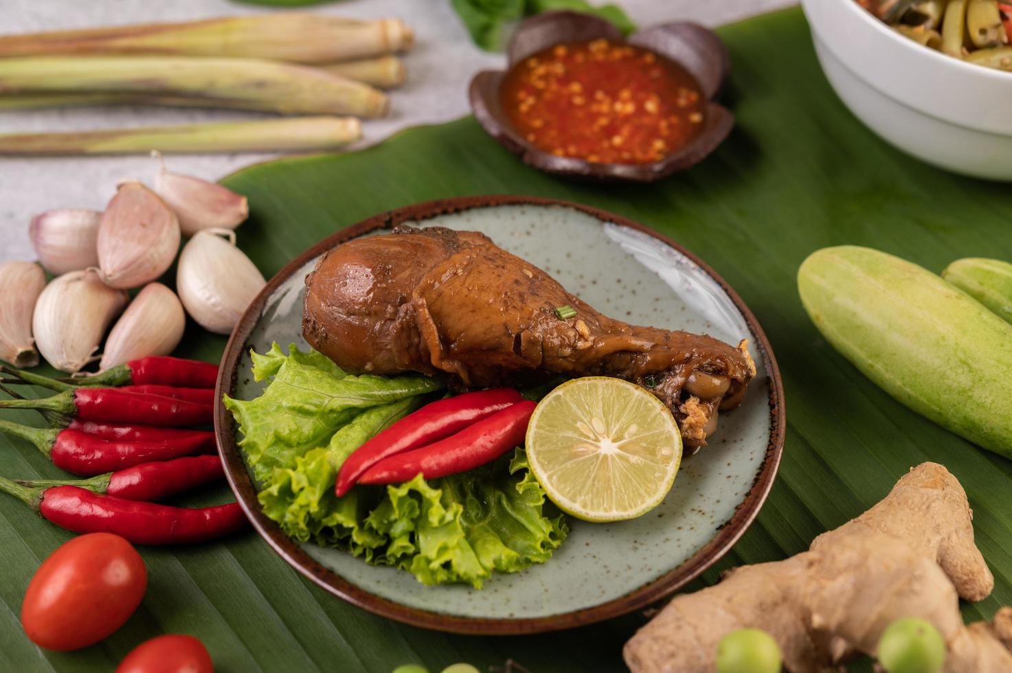 muslo de pollo braseado con lechuga, chile y lima foto