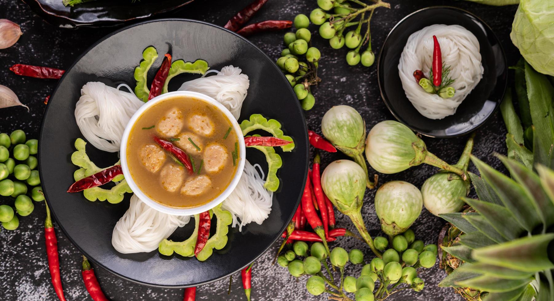 plato de fideos de arroz con chiles, melón, lentejas y limón foto