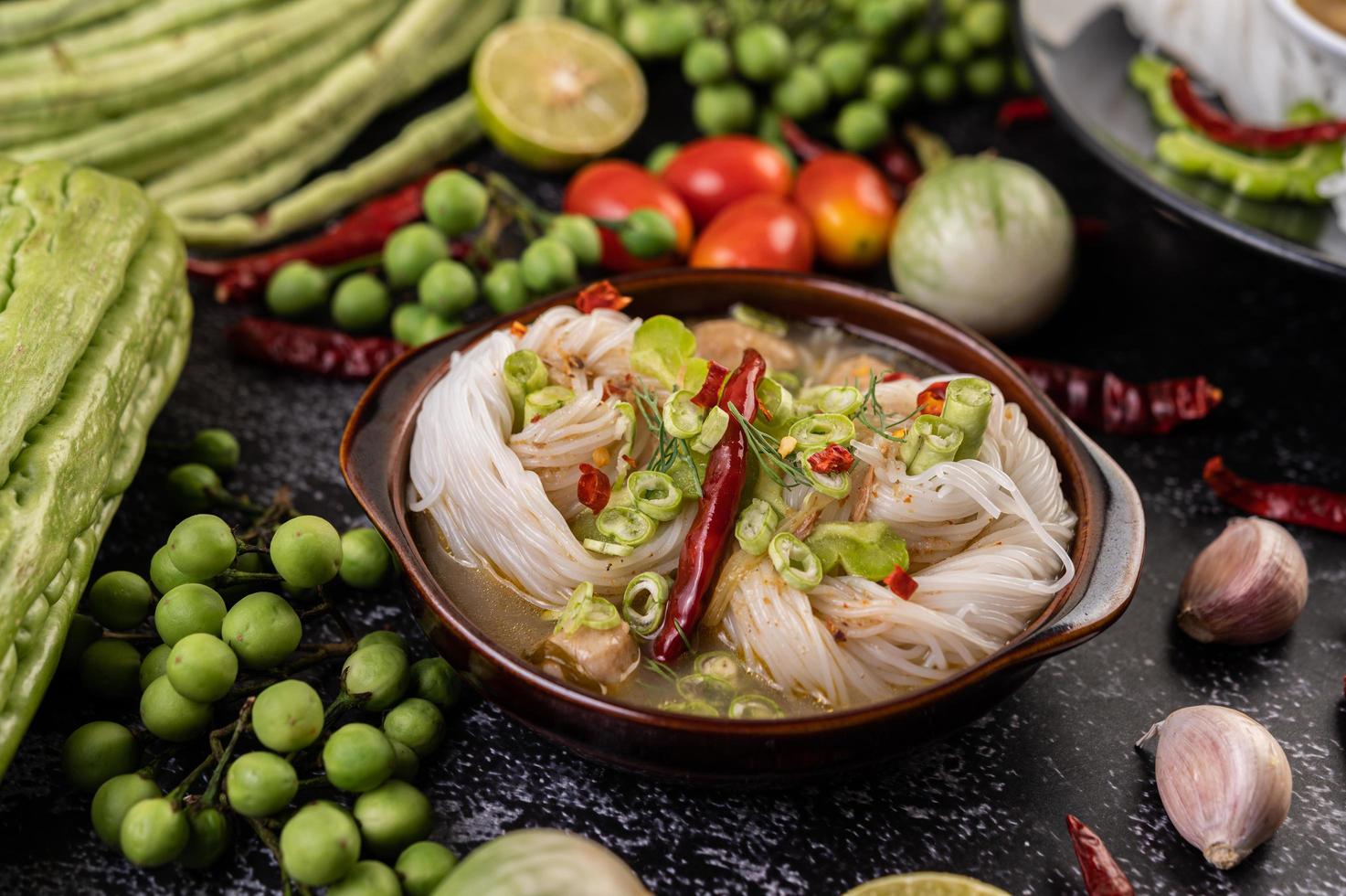 fideos de arroz con chiles, melón, lentejas y limón foto