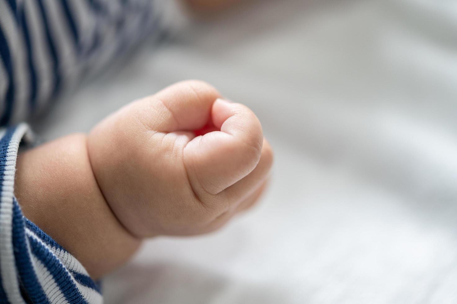 una mano de bebé recién nacido foto