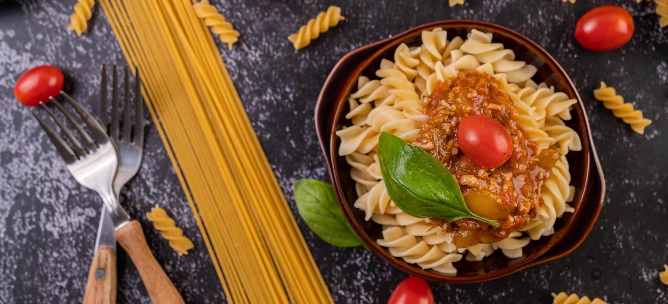 pasta de macarrones con verduras foto