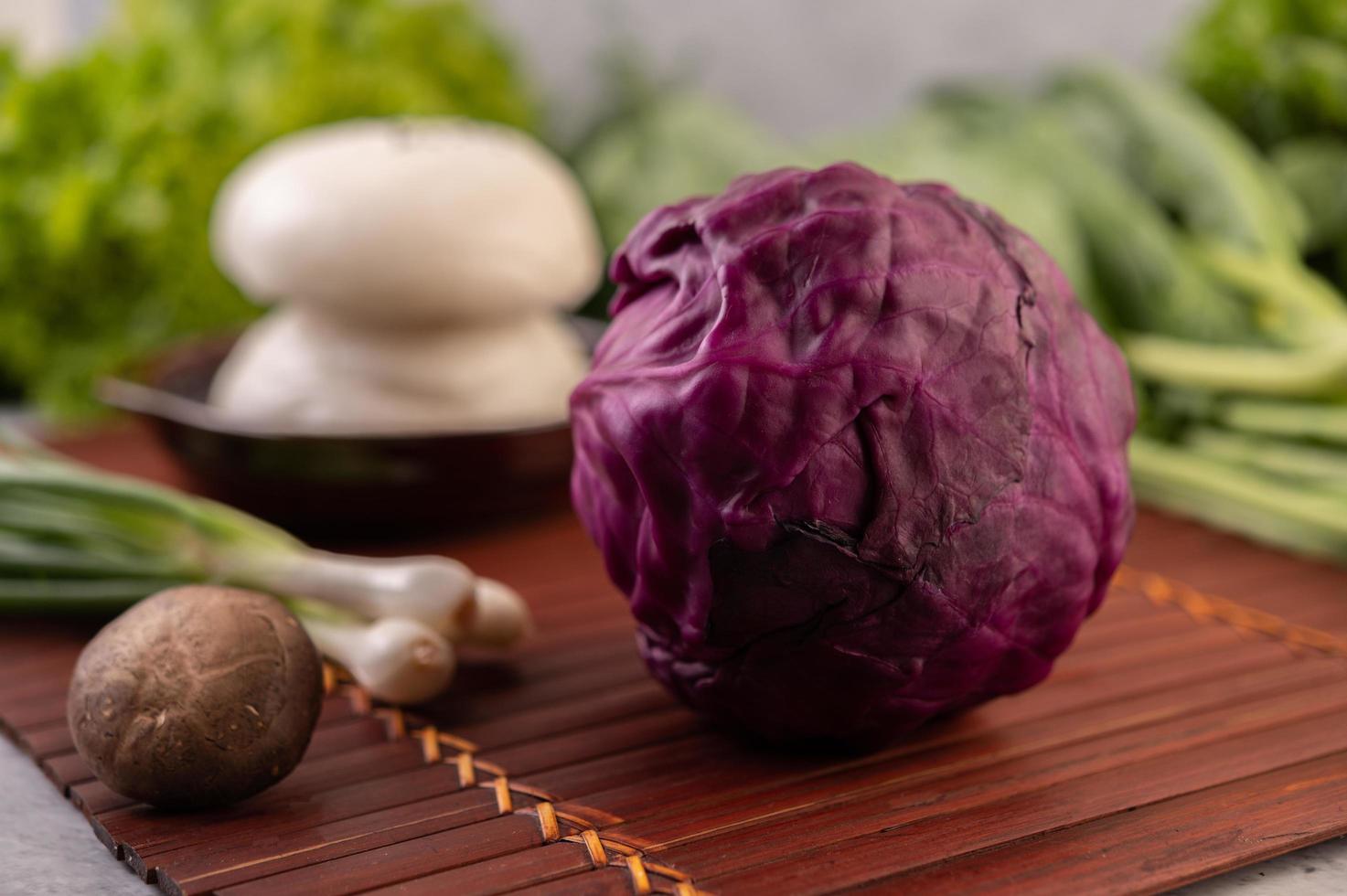 coliflor morada, cebolletas, hongos shiitake y bollos al vapor foto