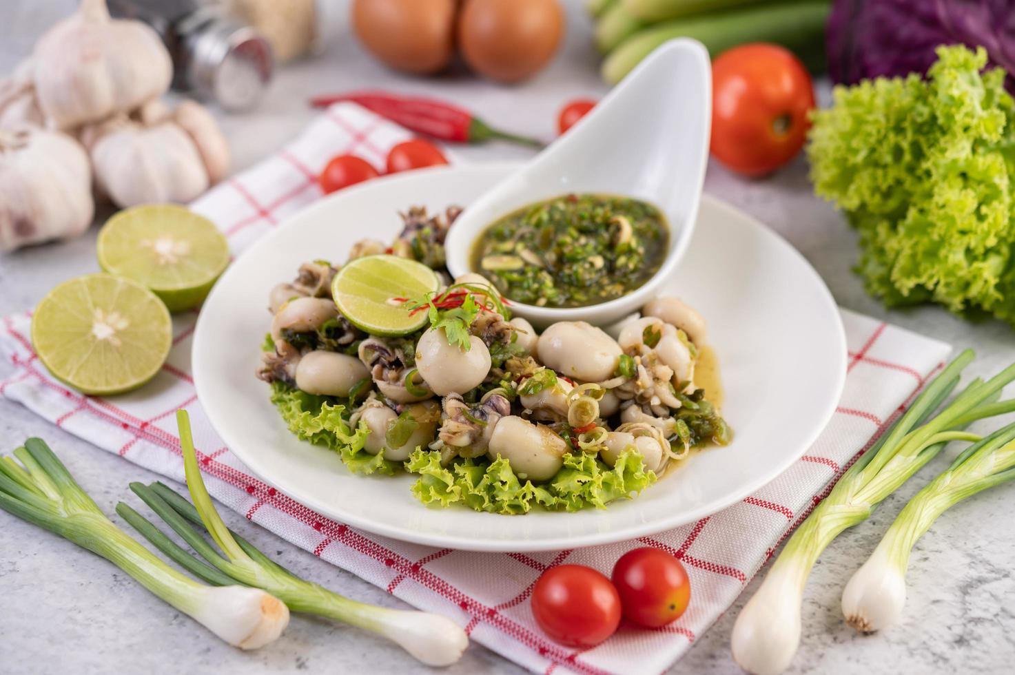 cena de ensalada de calamar picante foto