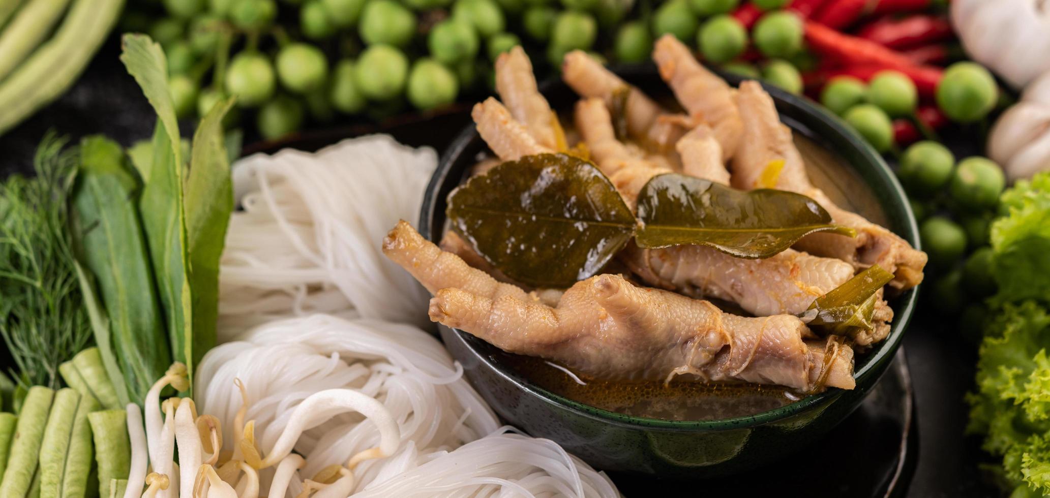 fideos de arroz y patas de pollo con ajo foto