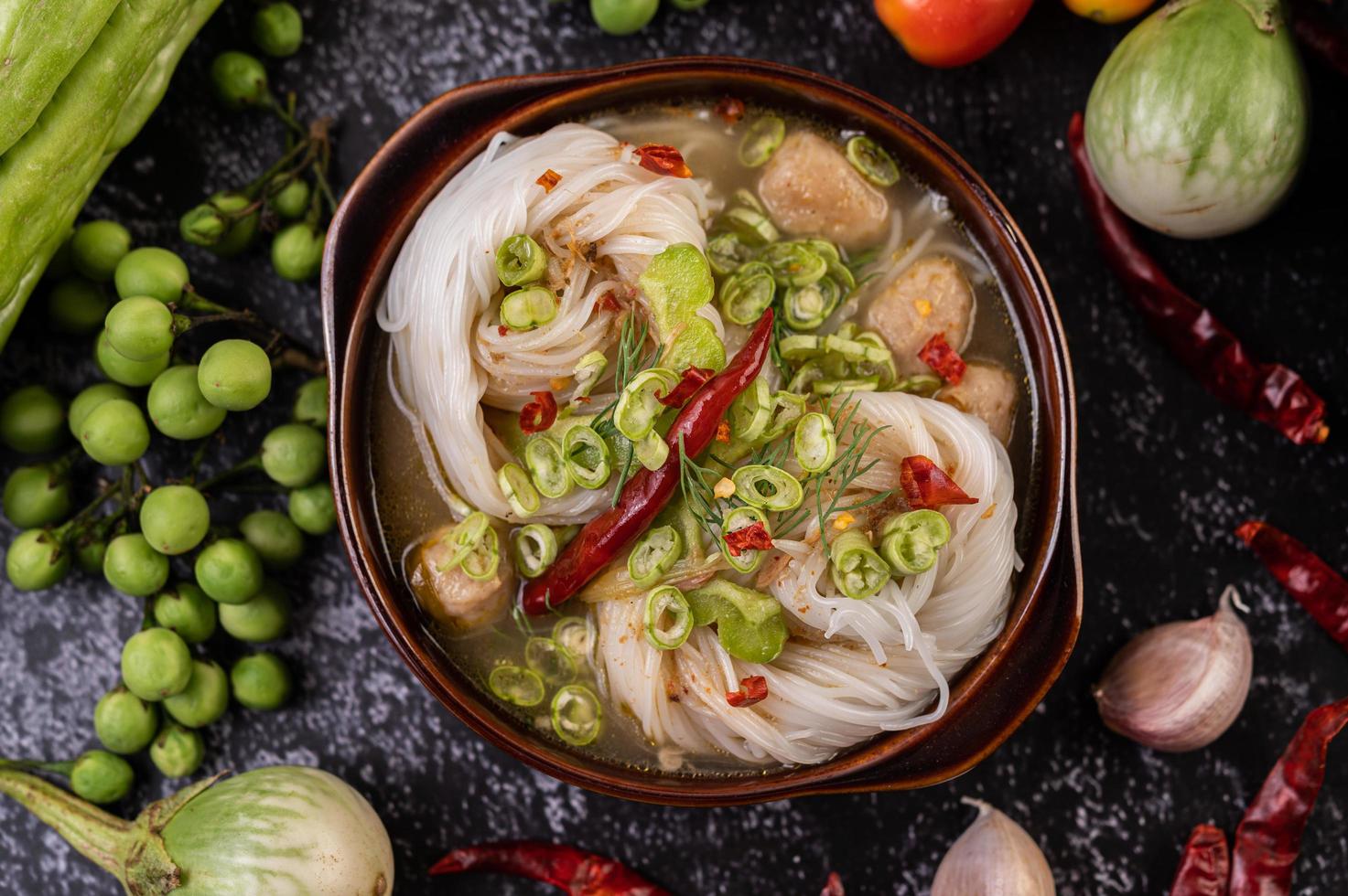 Plato de fideos de arroz con chiles, melón y lentejas foto