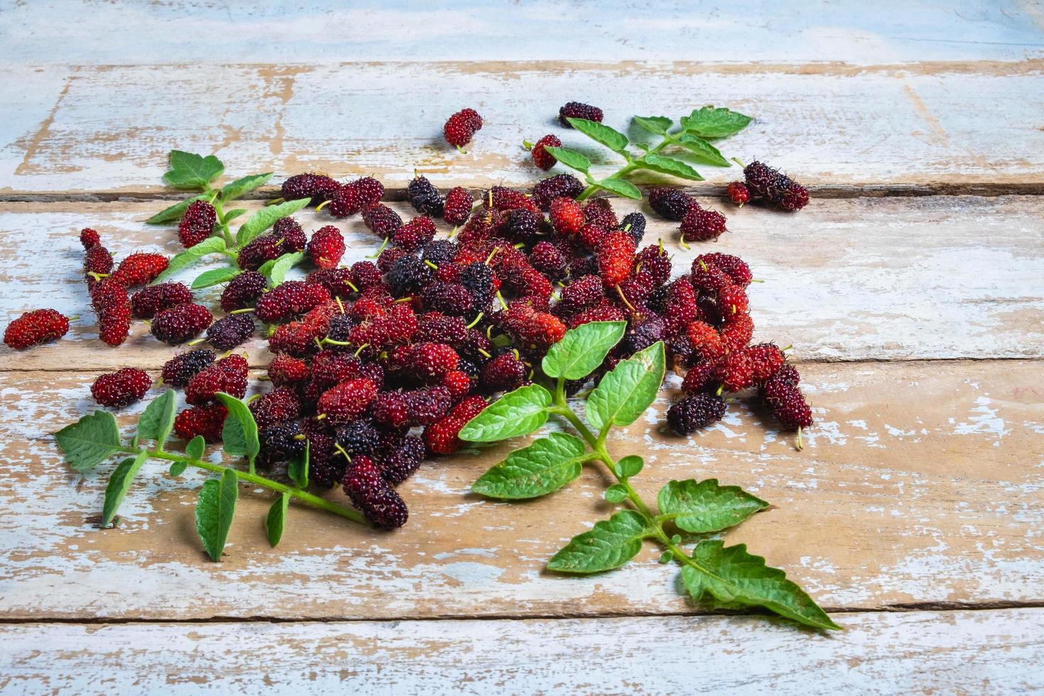 moras en una mesa rústica foto