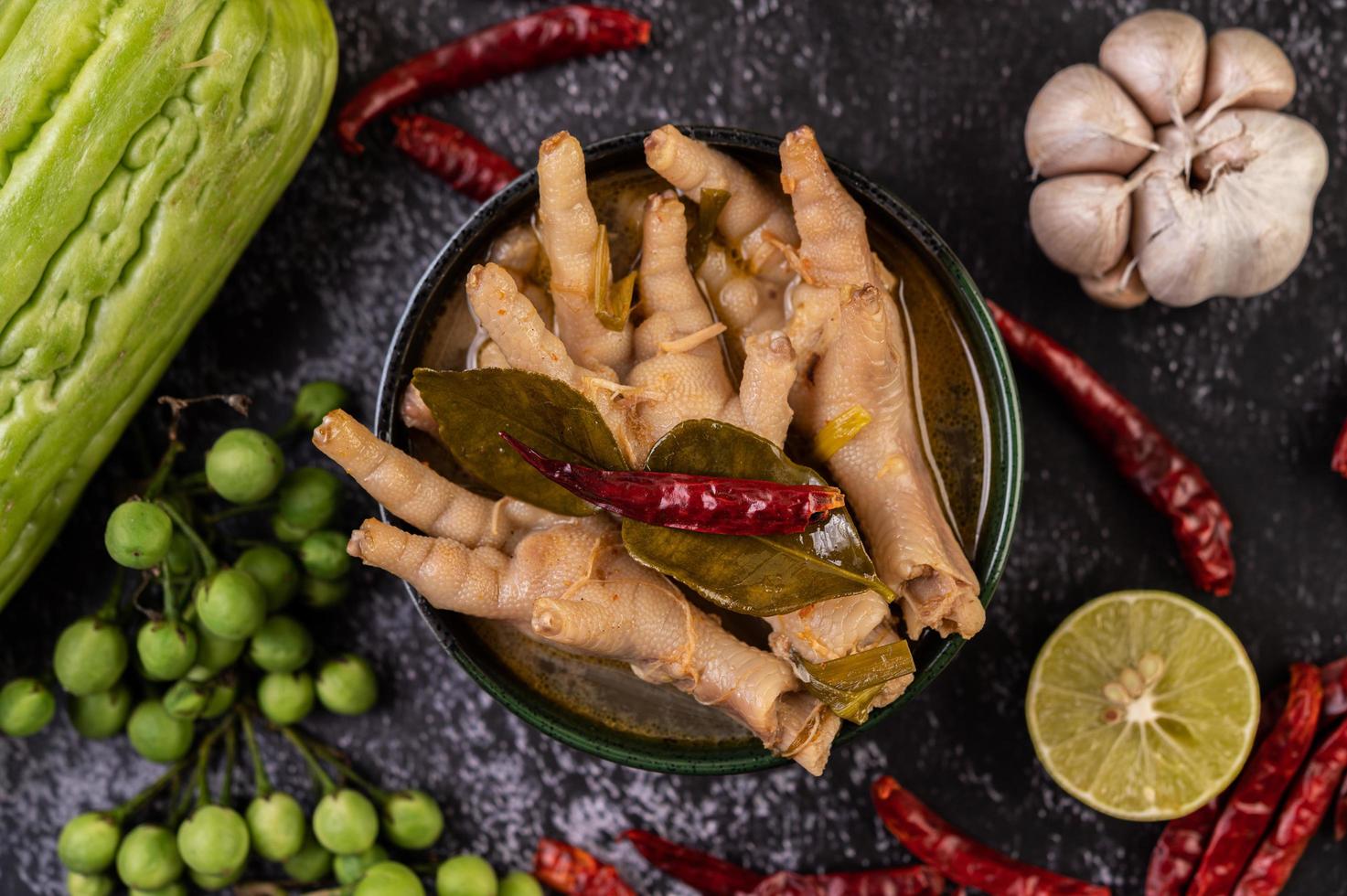 fideos de arroz y patas de pollo con frijoles largos foto