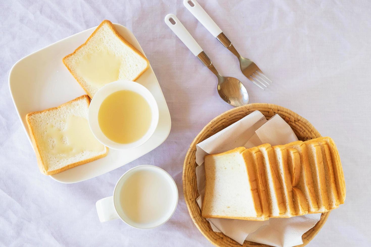 desayuno, pan y leche en la mesa. foto