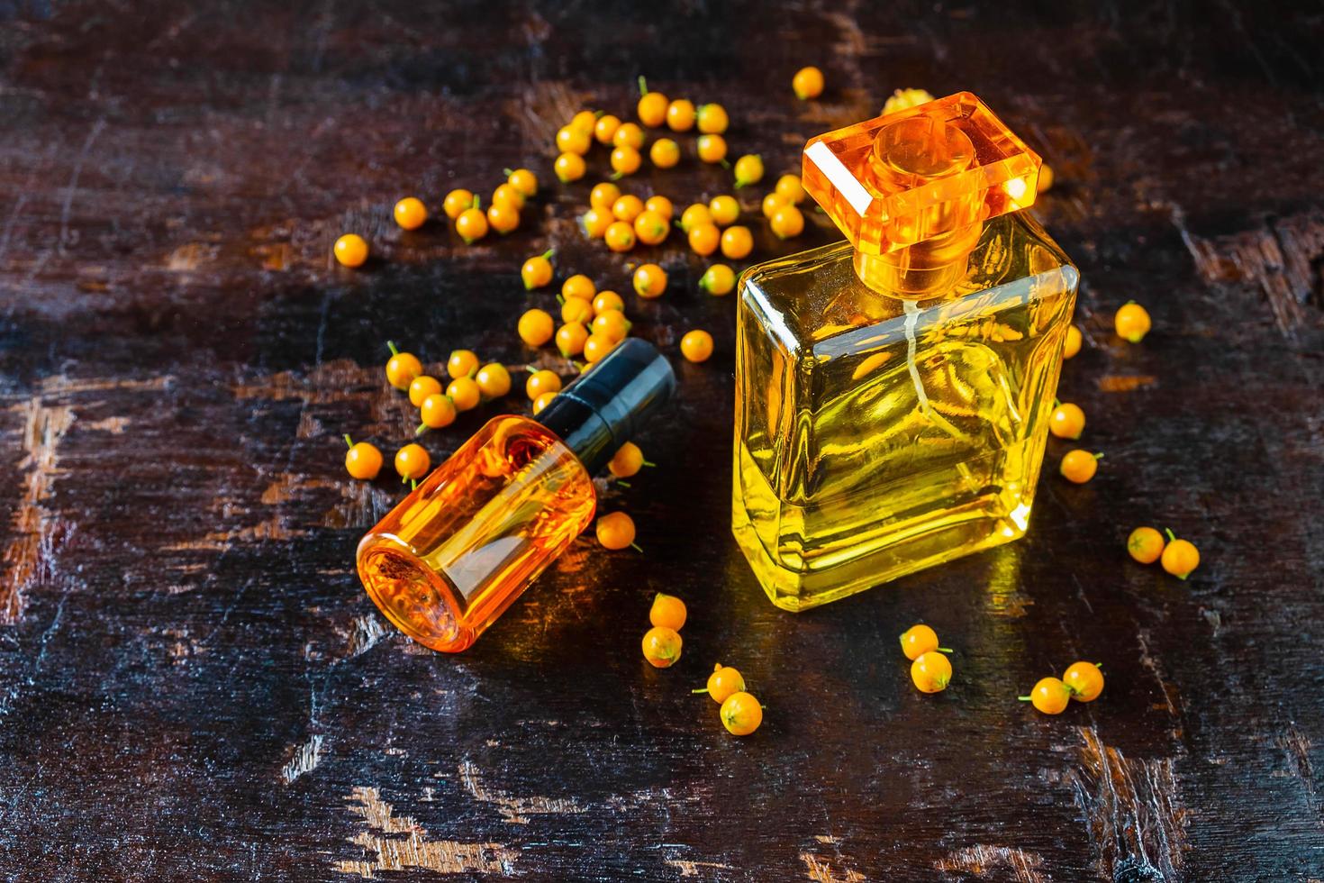 frasco de perfume amarillo sobre una mesa foto