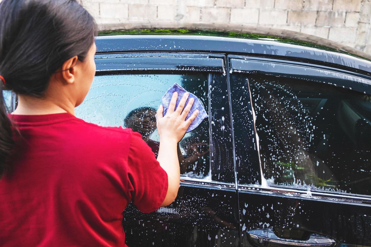 primer plano, de, un, mujer, lavado, un, coche foto