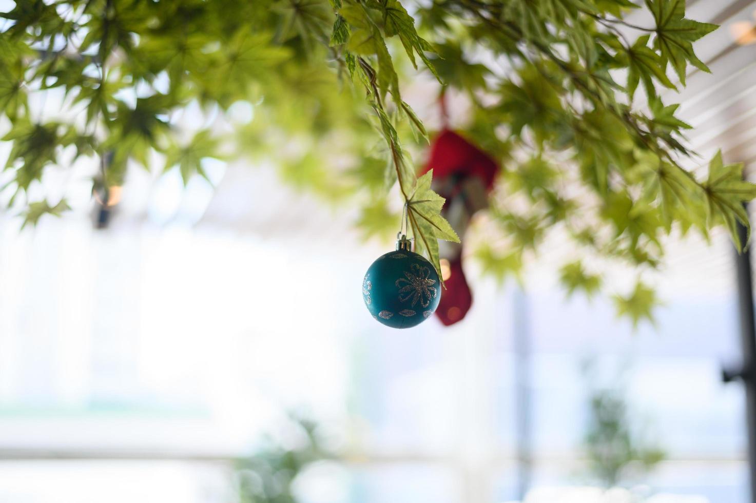 Close-up de una bola azul colgando del árbol de Navidad foto