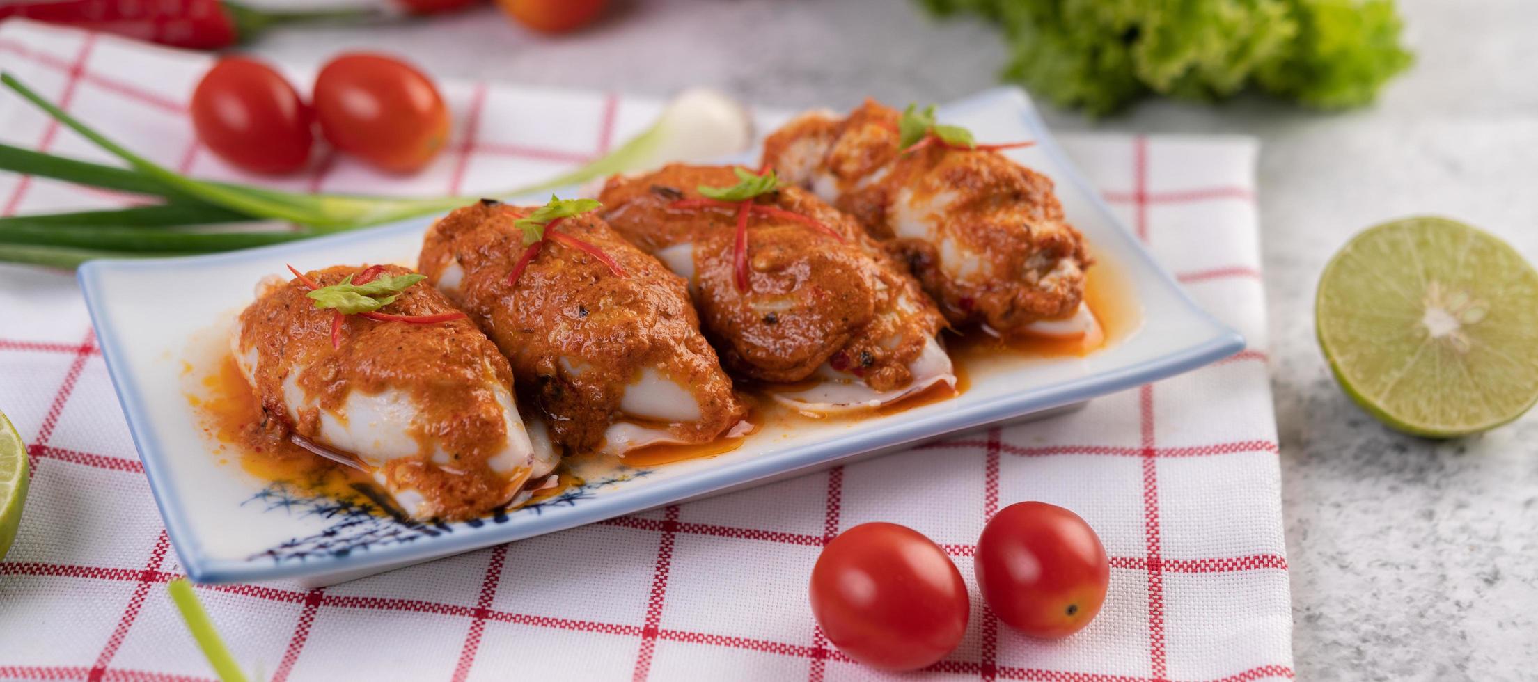 chu che calamar con cebolleta, tomate, limón y ají foto