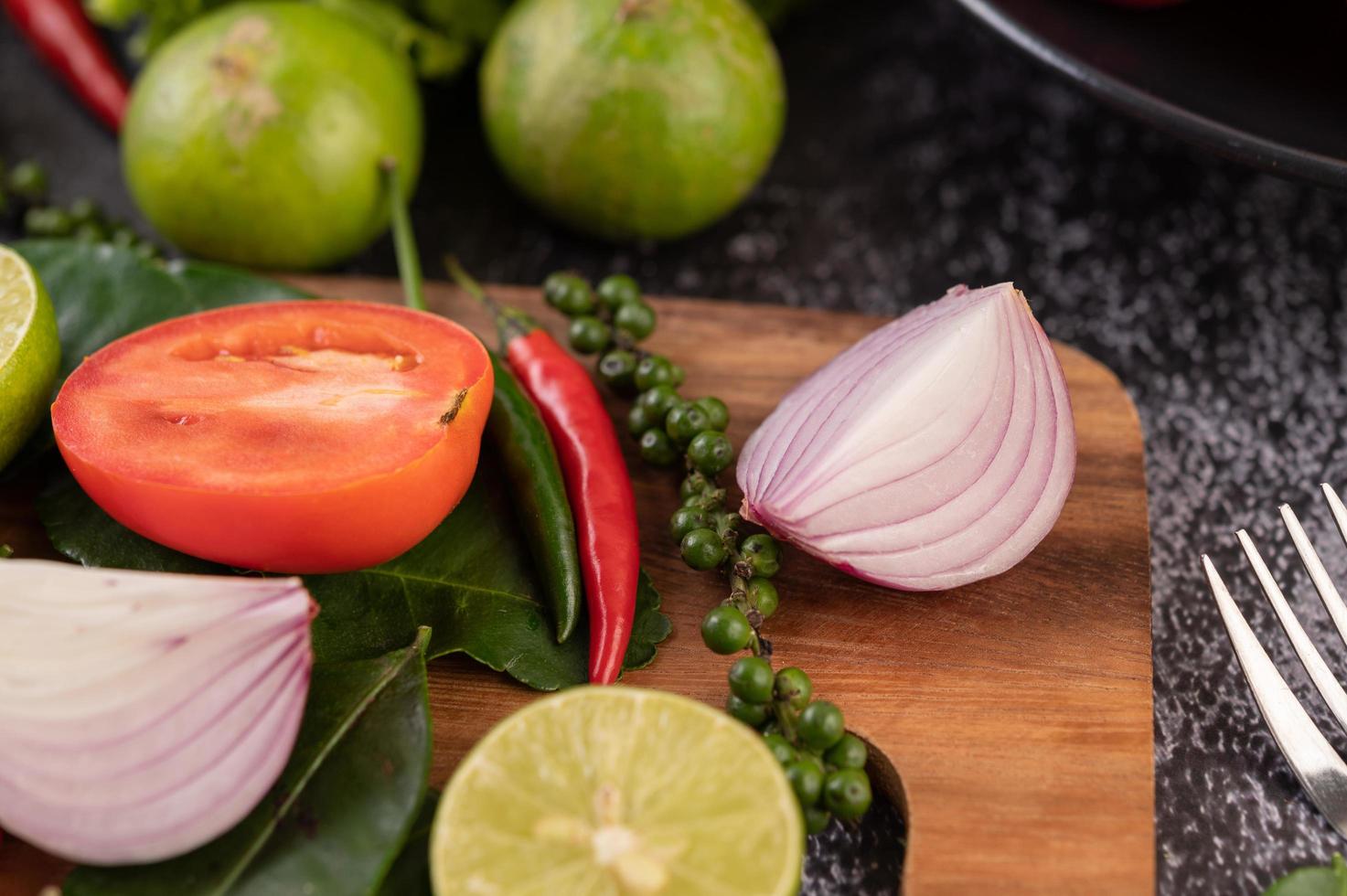 cebolla, chile, pimiento fresco, hojas de lima kaffir y lima foto