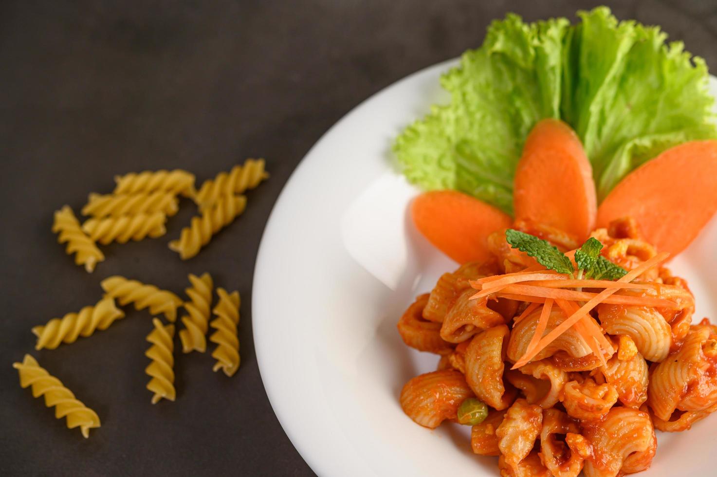 macarrones con tomate salteados foto