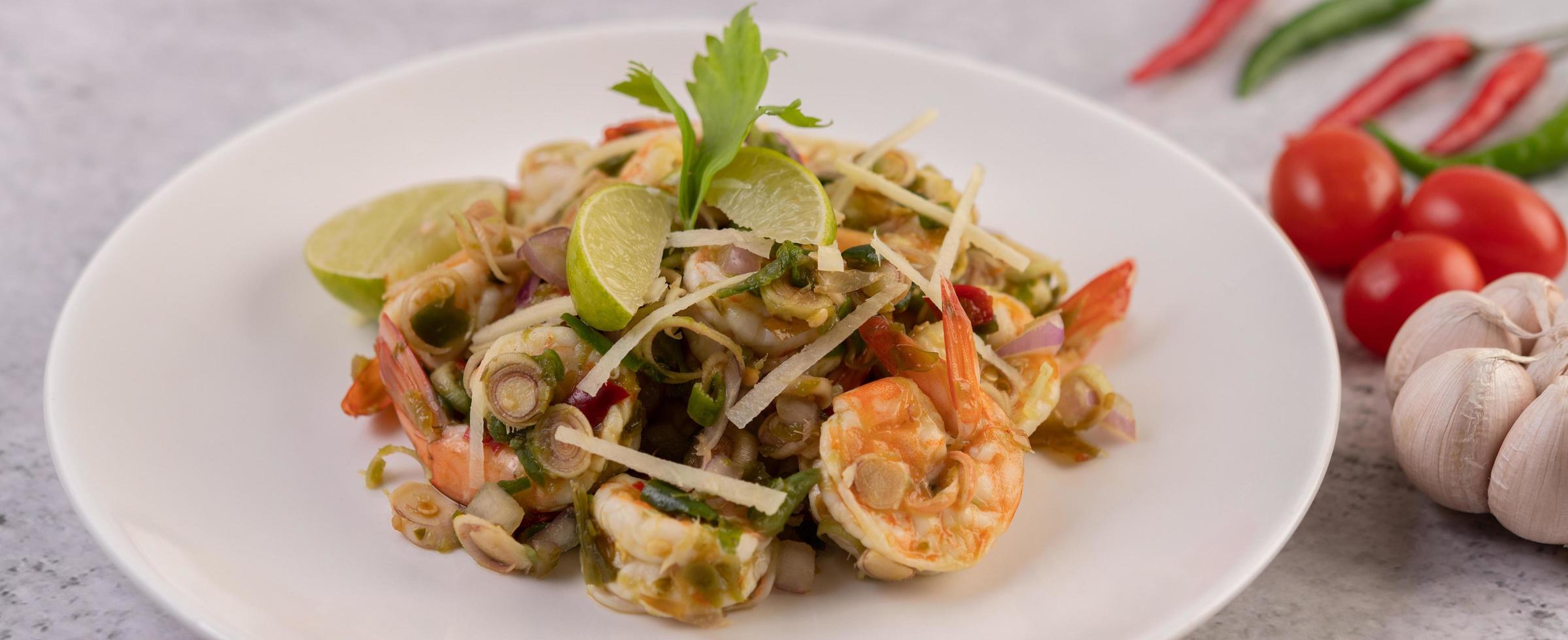 camarones cocidos con limoncillo y verduras y lima foto