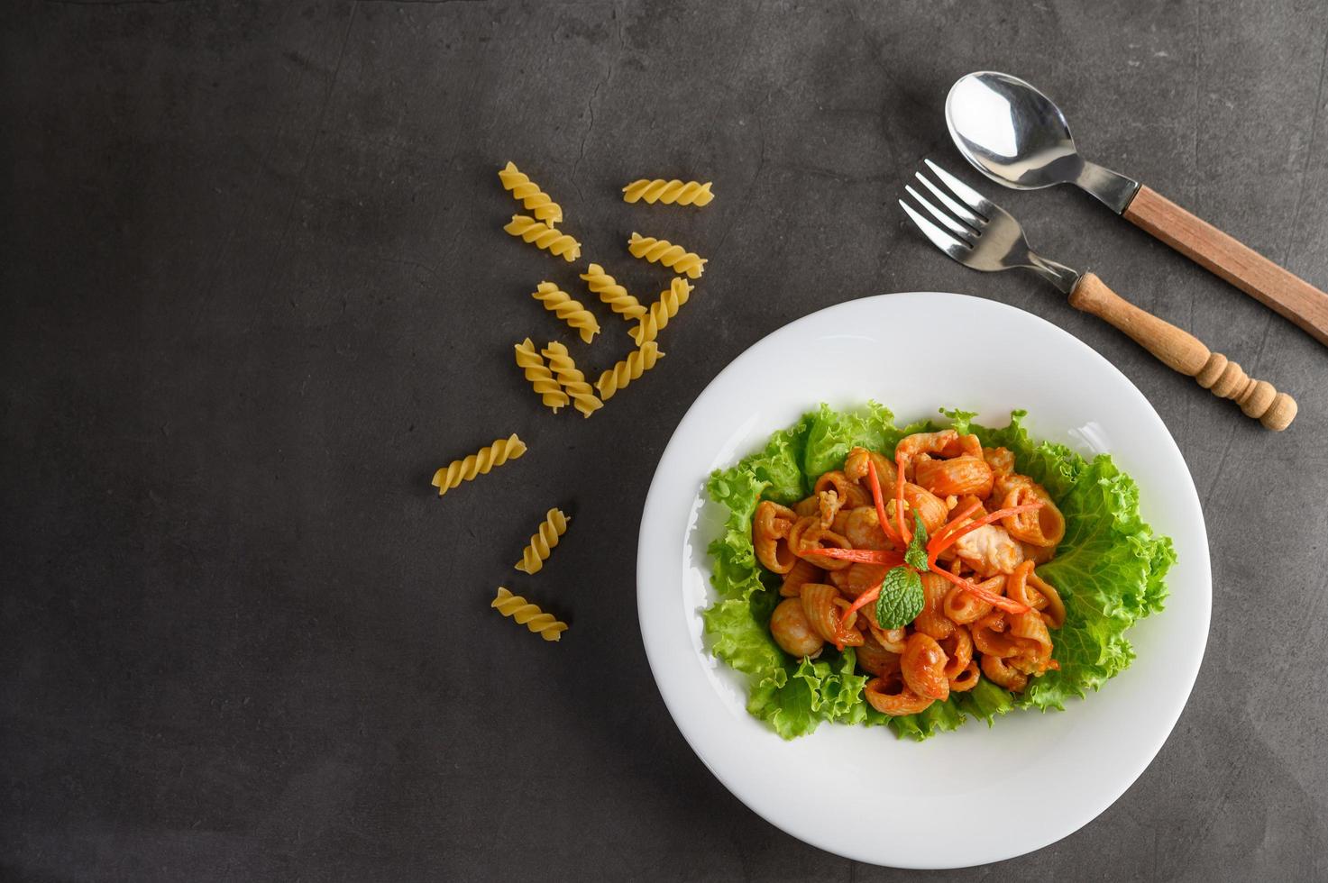 macarrones con tomate salteados foto