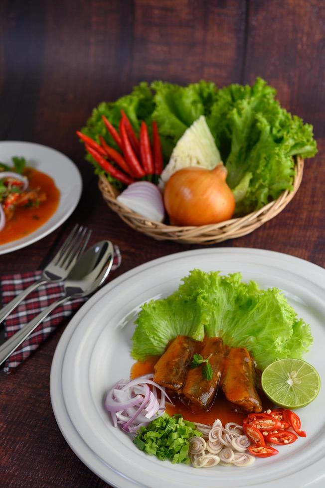 ensalada picante de sardina y acompañamientos foto