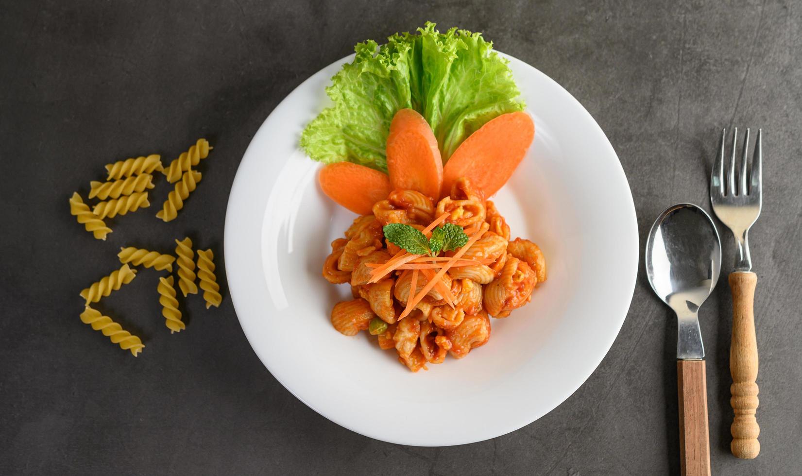 macarrones con tomate salteados foto