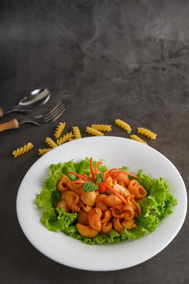 macarrones con tomate salteados foto