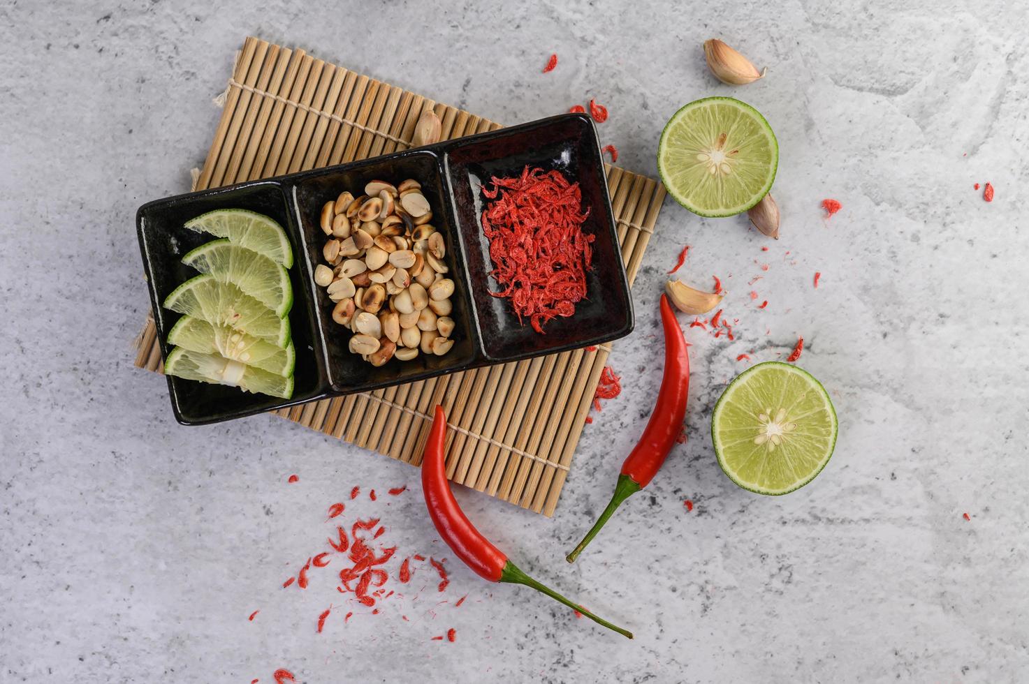 ingrediente de ensalada de papaya en bambú foto