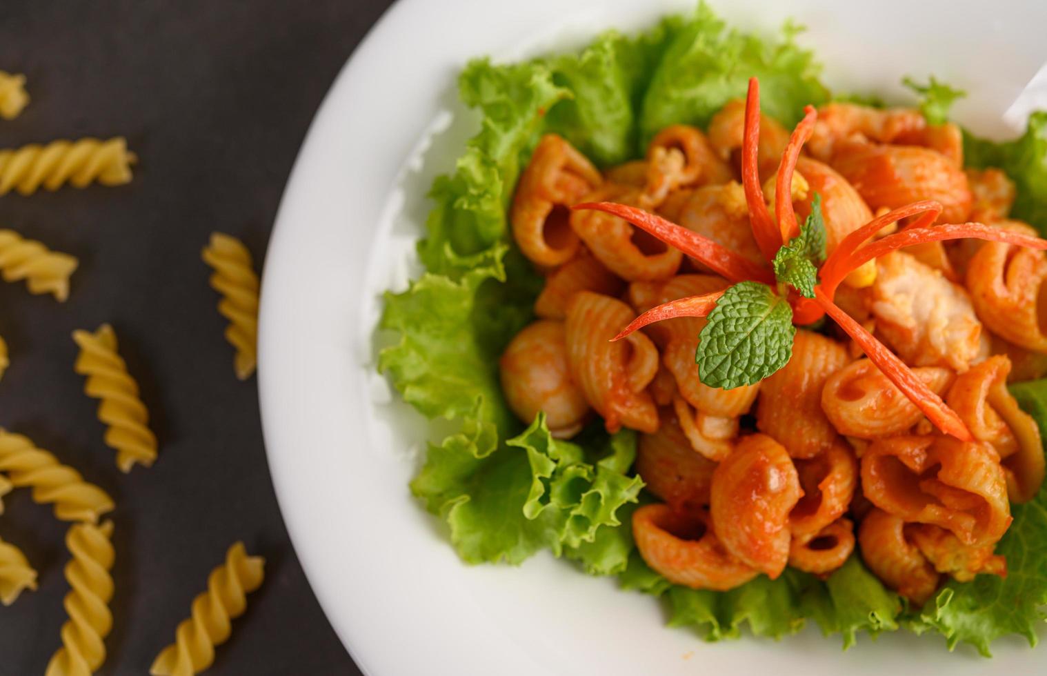 macarrones con tomate salteados foto