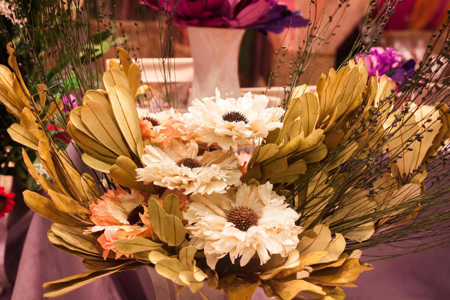 ramo de flores secas en una mesa foto