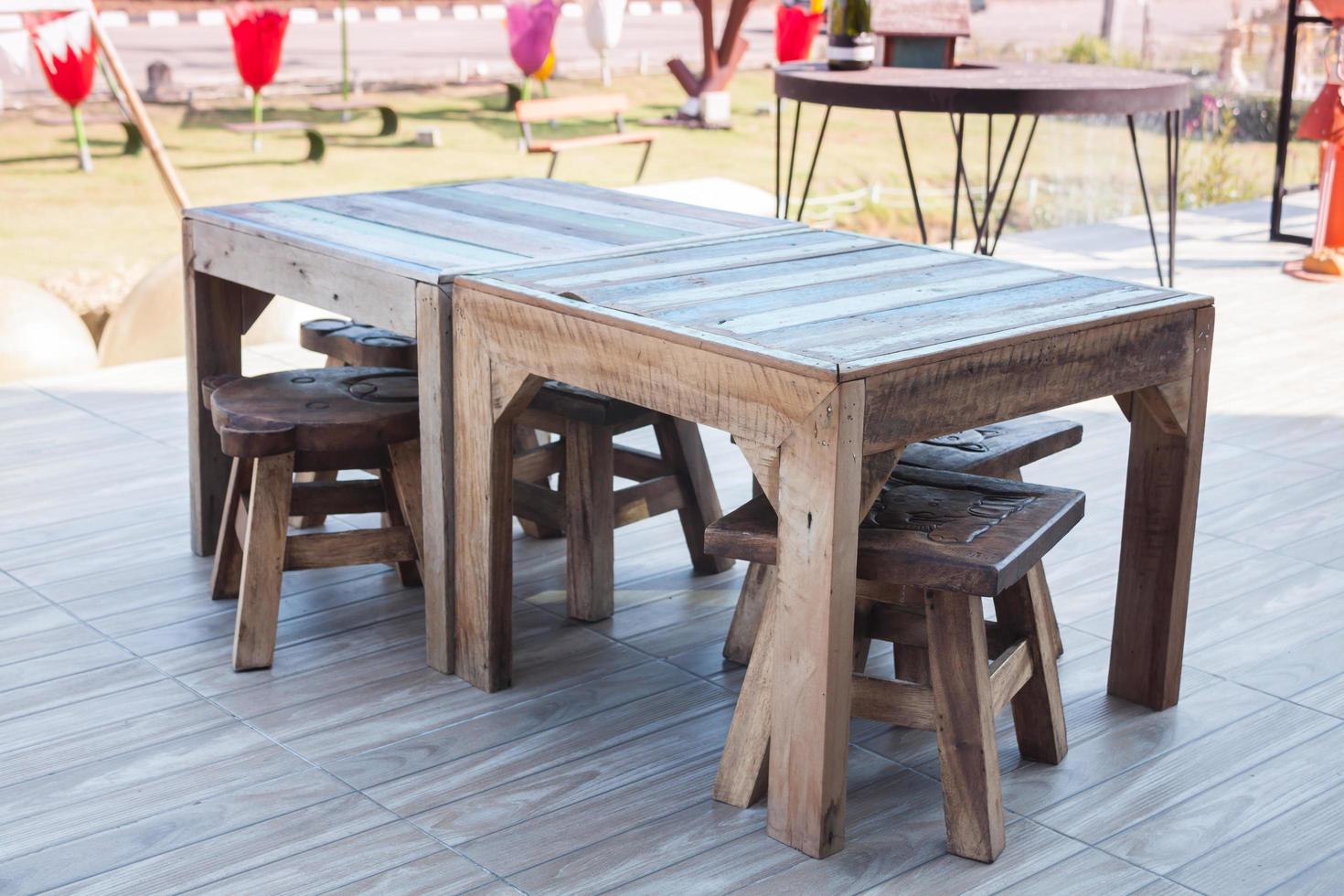 mesa y sillas de madera en una terraza foto