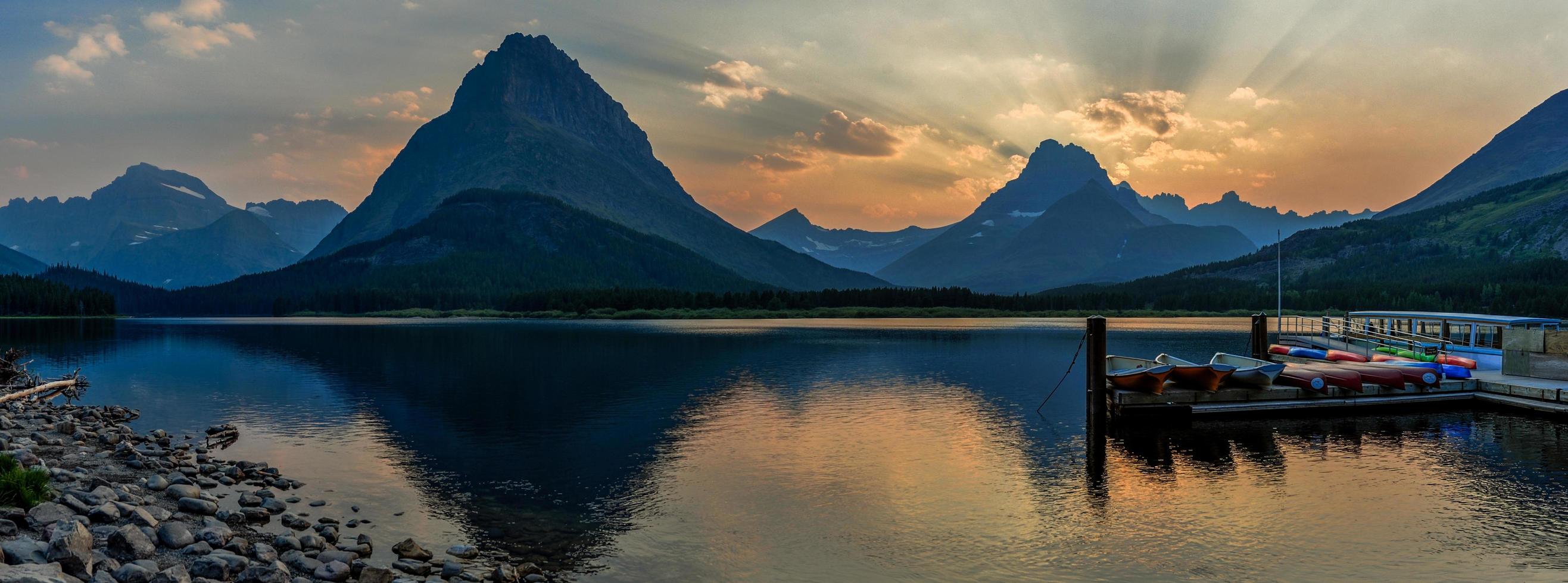 montaña y cuerpo de agua foto