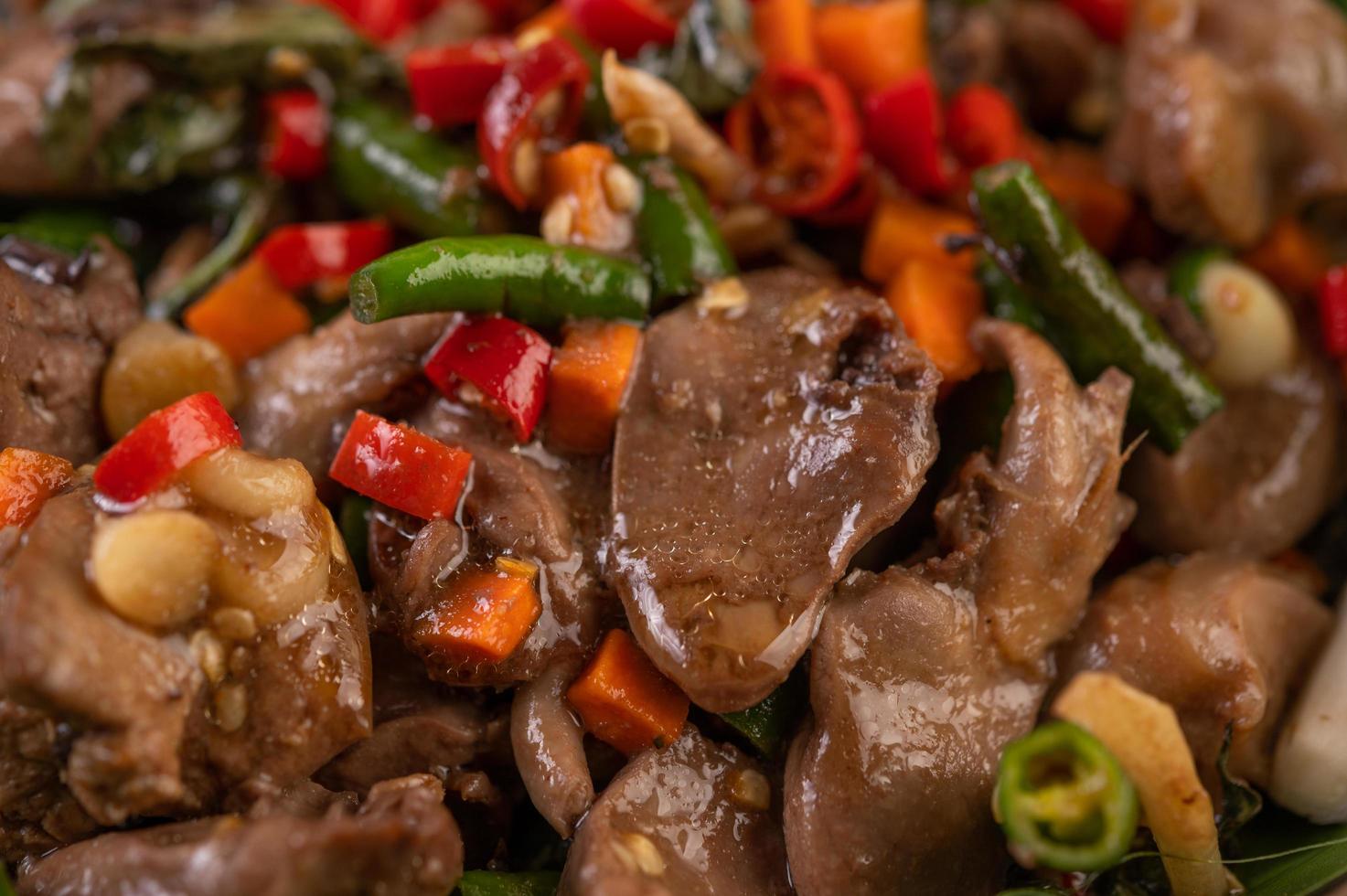 hígado de pollo con albahaca salteado sobre hojas de plátano foto