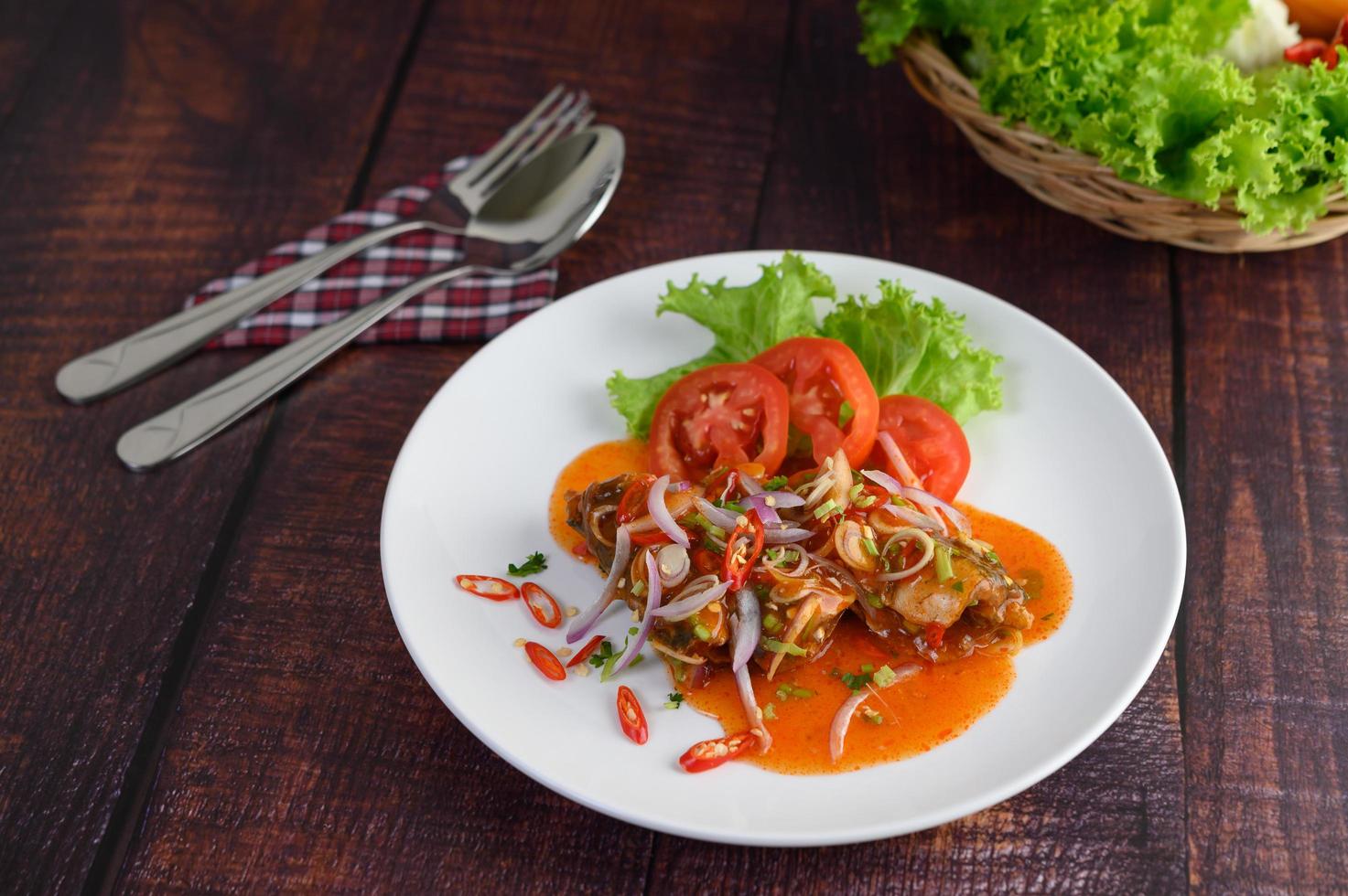 ensalada picante con sardinas en salsa de tomate foto