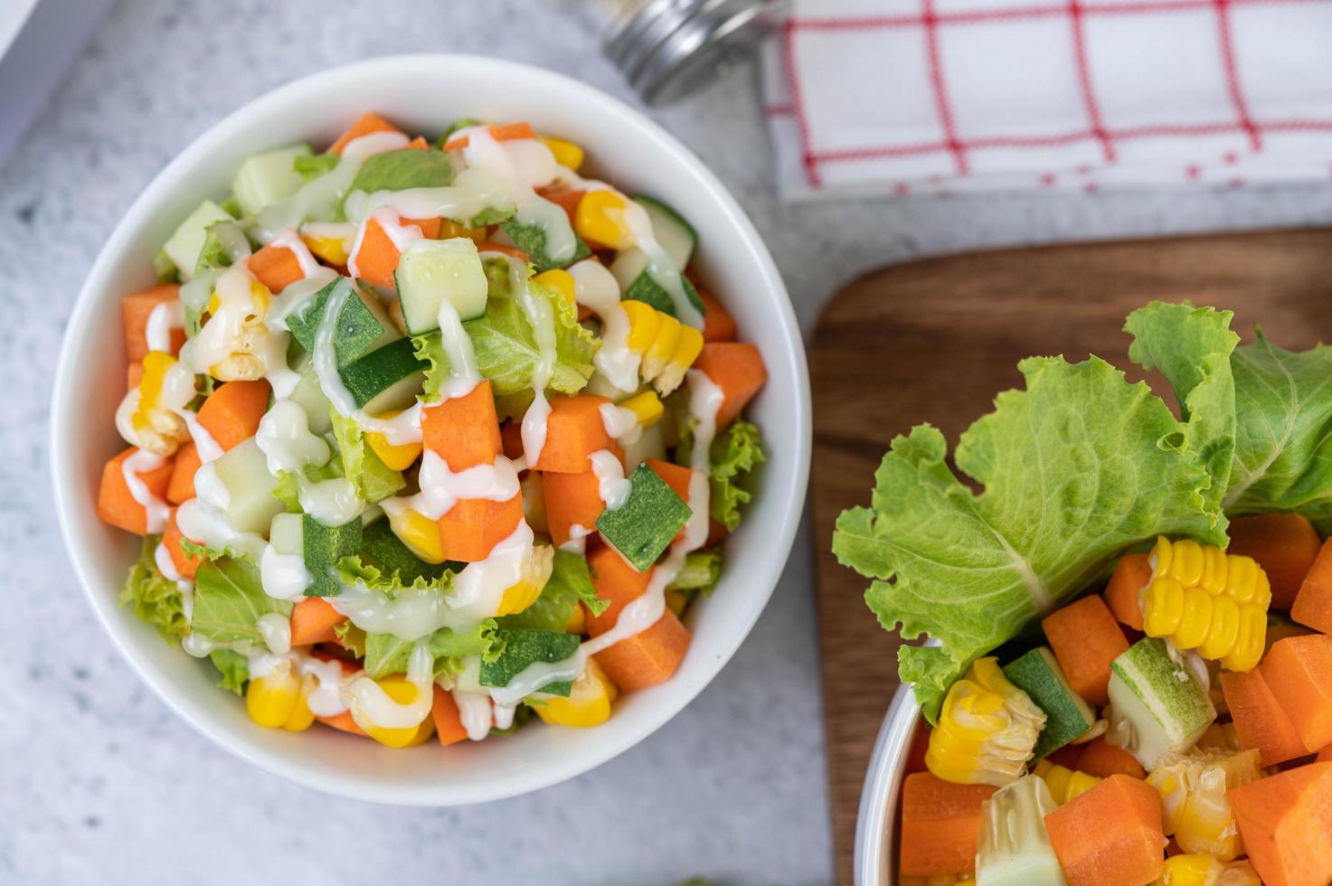 ensalada de pepino, maíz, zanahoria y lechuga foto