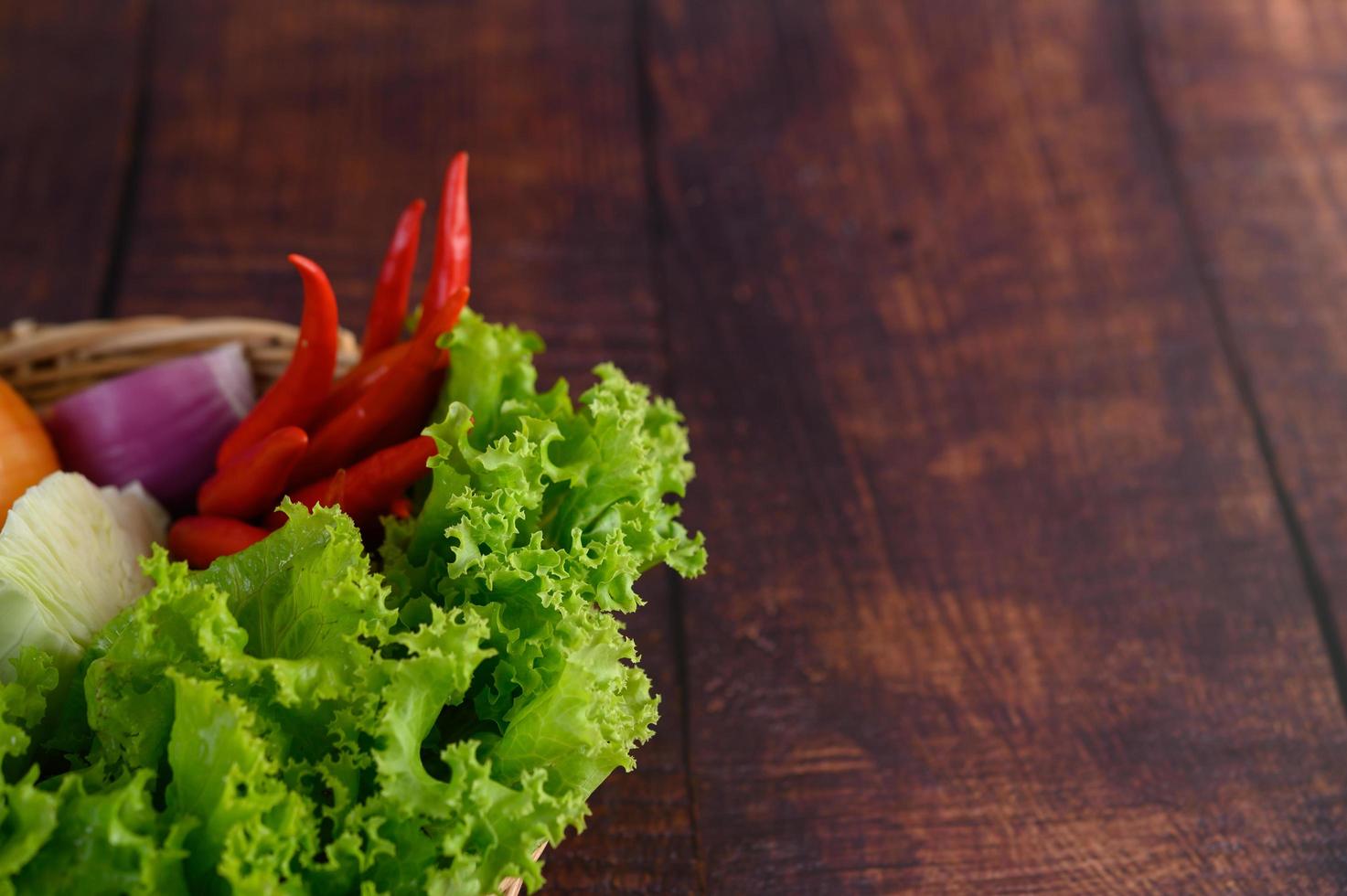 verduras en una canasta de mimbre foto