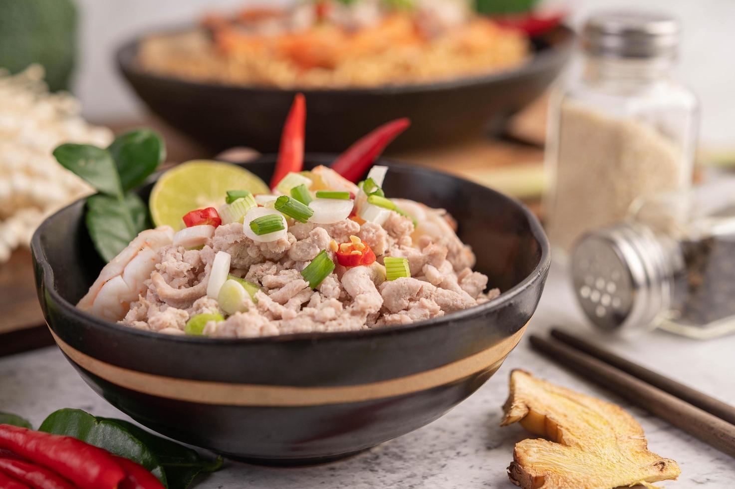 fideos instantáneos salteados con camarones y cerdo foto