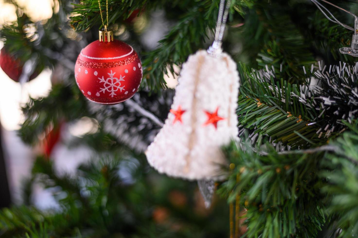 primer plano, de, un, rojo, árbol de navidad, adorno foto