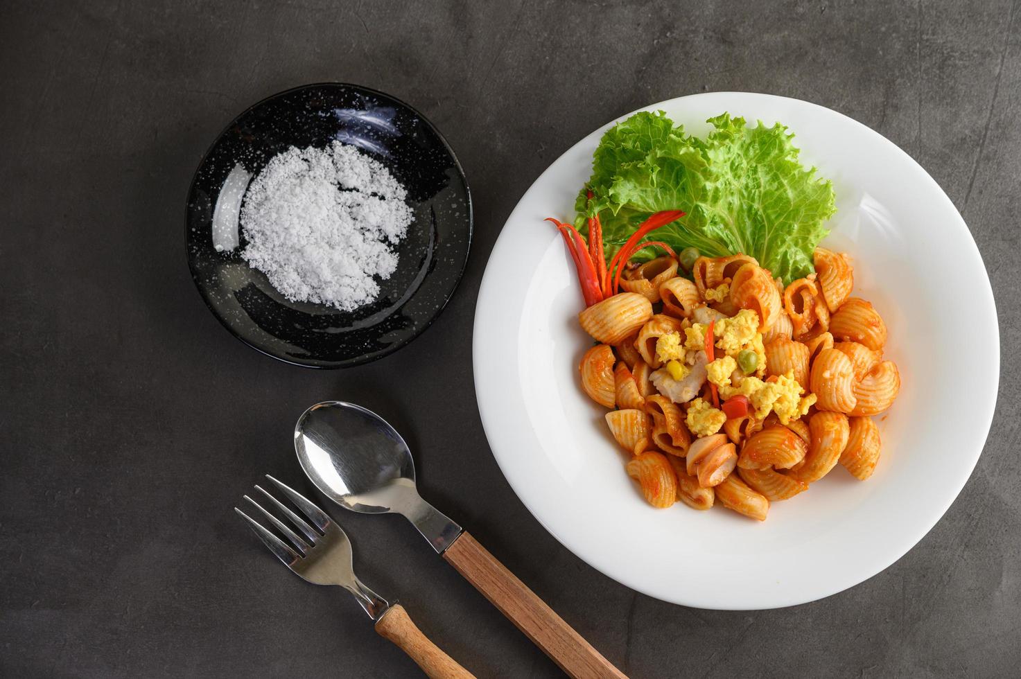 Stir fried macaroni with tomatoes photo