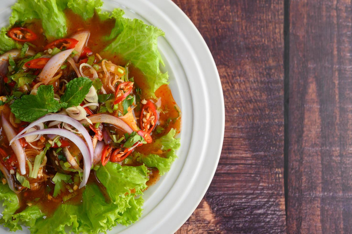 ensalada picante con sardinas en salsa de tomate foto