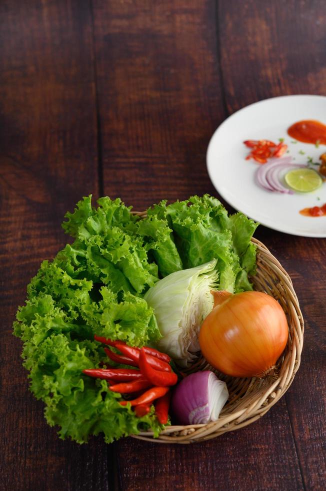 cocinar ingredientes en una canasta tejida foto