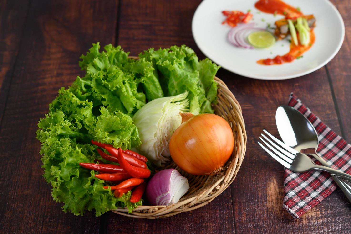 cocinar ingredientes en una canasta tejida foto