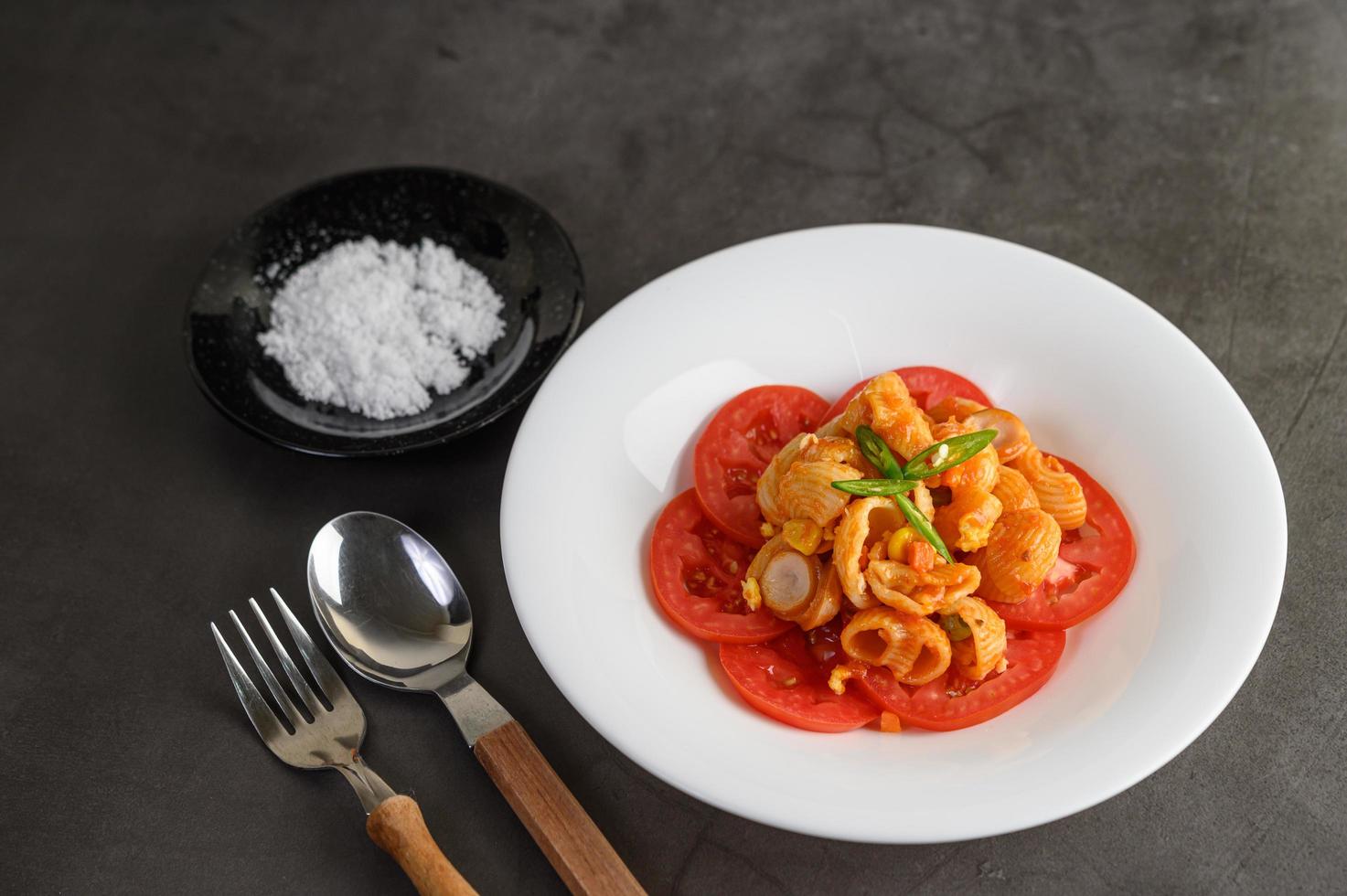 Stir fried macaroni with tomatoes photo