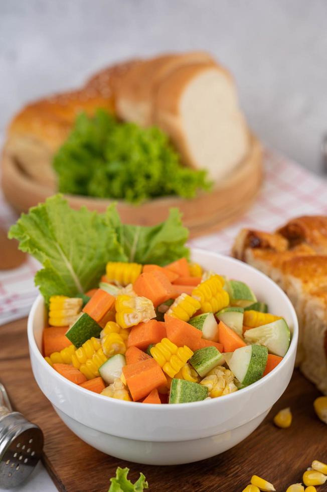 ensalada de pepino, maíz, zanahoria y lechuga foto