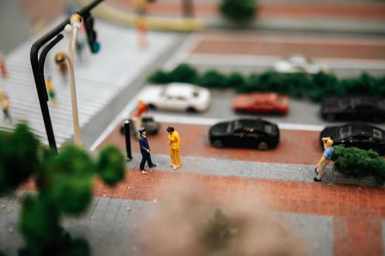 Close-up de la pequeña policía de tráfico en miniatura foto